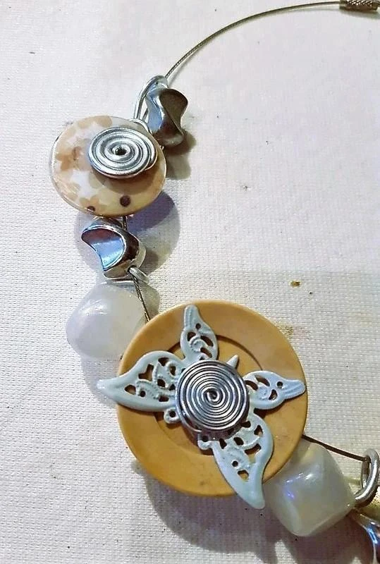 Nieuwe zilverkleurige en beige parelmoer ketting – photo 3